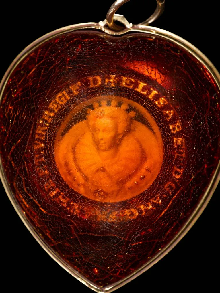 elizabeth-amber-sothebys-front-767x1024-1 Un raro ciondolo di Elisabetta I torna all'asta: potrebbe valere fino a 200 mila dollari