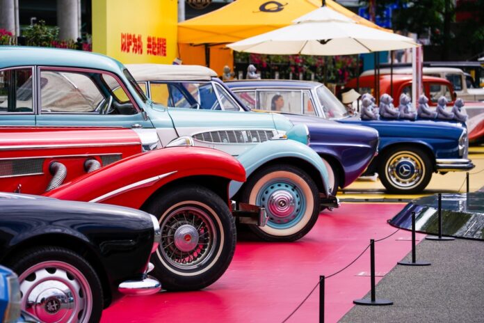 Auto d'epoca esposte in fila a un raduno, immagine di repertorio